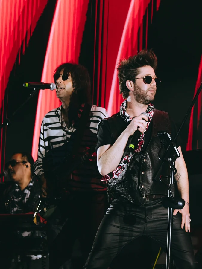 Vocalistas de The Nighters sobre el escenario