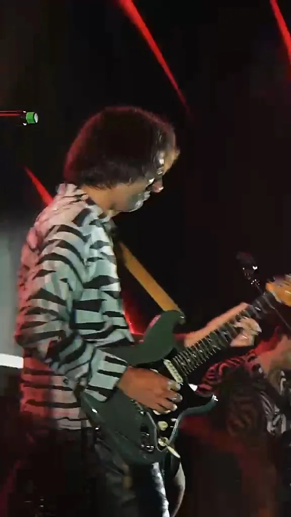 Guitarrista de The Nighters durante una presentación